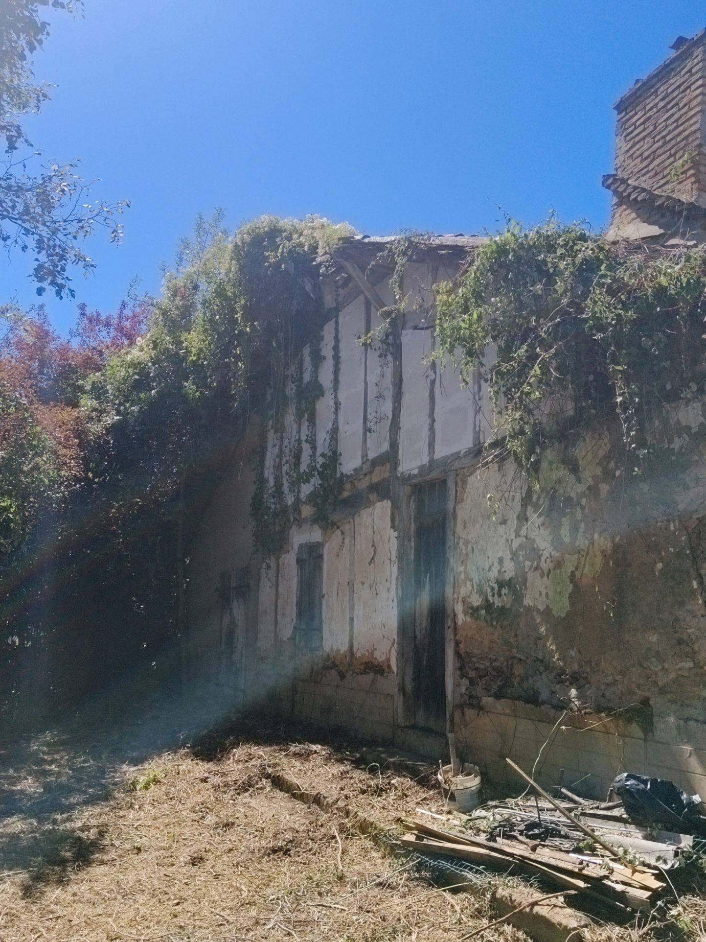 Laurède -Charme et authenticité   Ancienne maison à rénover sur terrain de 565 m2